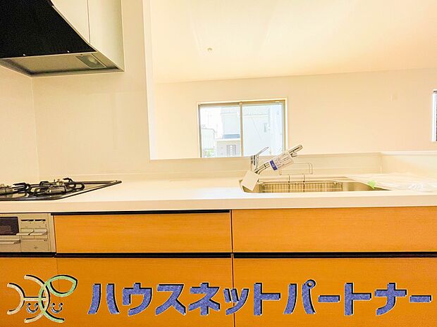 キッチン吊戸棚を無くす事によって、コミュニケーションを重視した設計に致しました。区画によって変わる一体感を、実際にご覧になって頂けましたらと思います。 