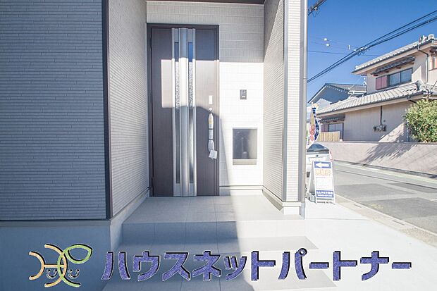 居住者の帰り、訪れる方を優しく迎える・安らぎに満ちた生活空間を予感させる。健やかな暮らしを楽しめそう。