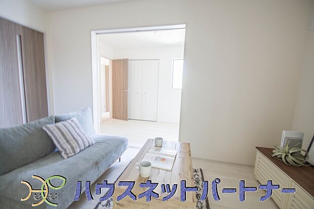 リビング横の洋室扉を開放して、パーティーの時は広々した空間造りもできますね。