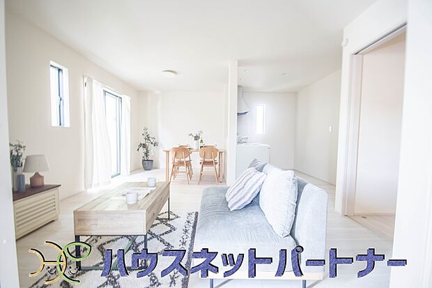 インテリアショップで見掛けた「あの家具」も置ける、ゆったりとした空間。時に広さが上質な寛ぎの時間になる事も。