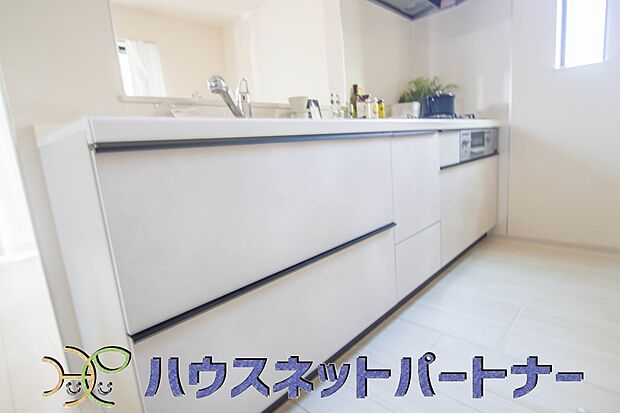 明るい自然光が入る作業スペースを多くとったキッチン採用。夫婦揃ってキッチンに立っても調理がしやすく、家事をしながら会話も弾みます。食器類もすっきりと片付く収納力。