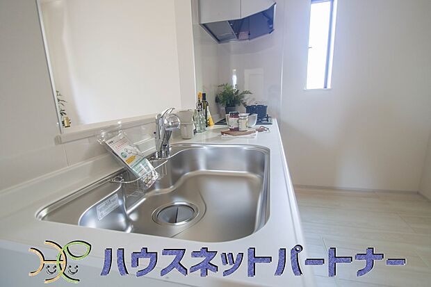 人工大理石のワークトップやシンクは、水を流しただけできれいになったように見えます。白いキッチンは明るく清潔感があり、とっても素敵です。