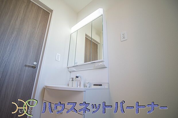 大きく見やすい三面鏡で清潔感ある洗面台は、身だしなみチェックや肌のお手入れに最適です。何かと物が増える場所だからこそ、スッキリと見映えの良い空間に拵えました。