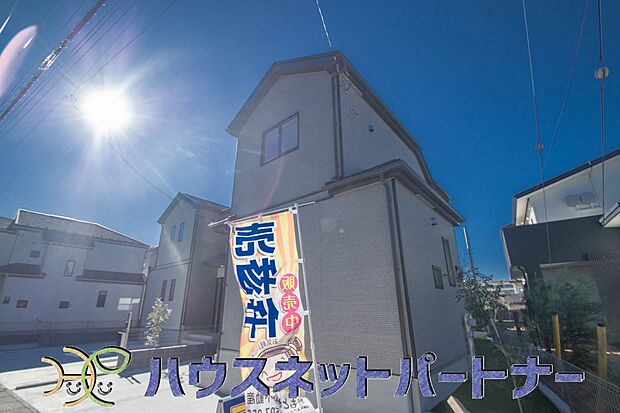 街に溶け合う美しい景観と、採光や風通しを考えて設計された間取り。近隣の視線を考え調整した窓位置など、外観だけでなく、住まうご家族の心地よさを最優先しました。