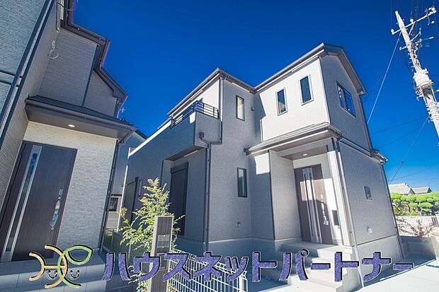 堂々たる趣ながら、主張し過ぎずどこか余裕を感じさせるシャープなフォルムで佇む邸宅は、晴天の空と照らし合わせる事で、本来あるべき完成形の姿を見せてくれます。