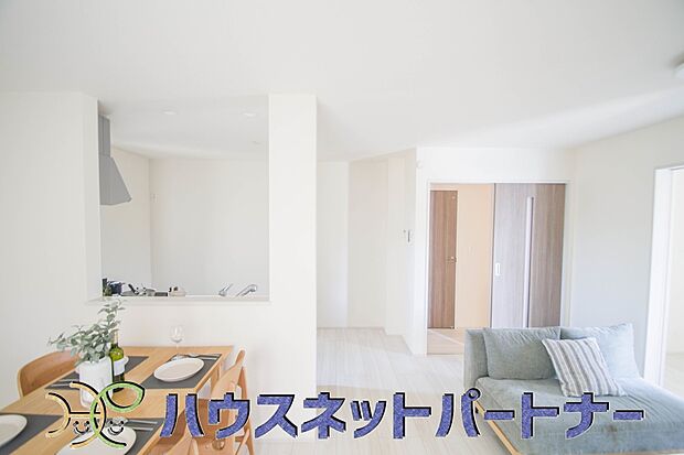 寛ぐ方とお料理をされる方の一体感を重視した設計のキッチン。会話の弾むキッチンは自然とご家族の中心に。