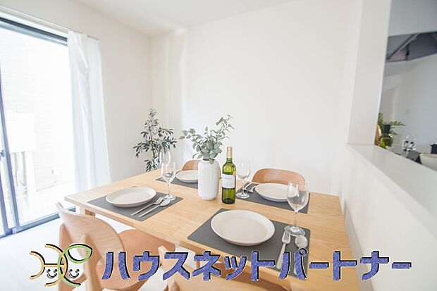 カウンターキッチンなら、リビングで遊ぶ子供の様子を見ながら料理ができるので安心です。料理を運んでもらったり、子供にお手伝いしてもらいやすいのもいいですね。