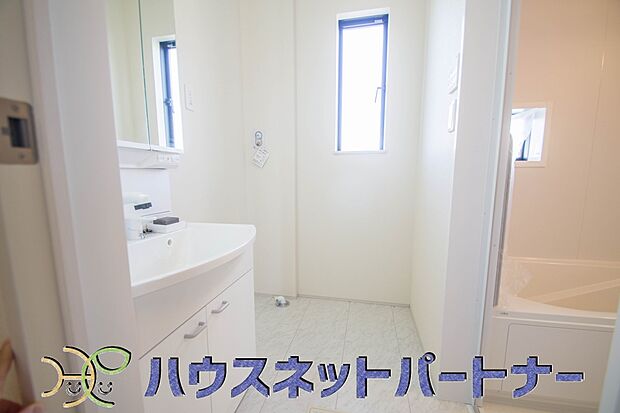 広い脱衣所、洗面台も大きなサイズを設置。戸建では見ない広さと解放感。
