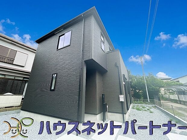 玄関の扉を開けるとそこは家族の待つお家。笑い声が聞こえてきそう。