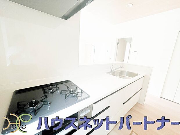 三口コンロで料理の幅を拡げてくれる使いやすいシステムキッチンを採用。洗い場も大きいので野菜や食器を洗ったりする際にも捗り、奥様の強い味方となってくれるはずです。
