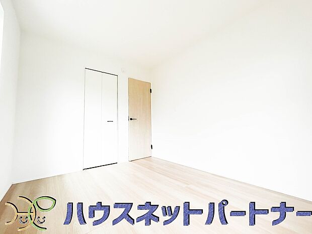 ベッドを置いて主寝室をイメージ。それでも広々してますね。