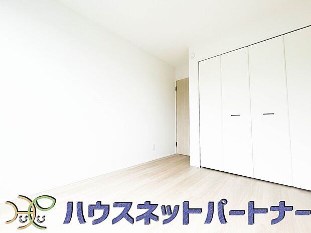 明るい窓のあるお部屋は子供部屋にぴったり。可愛い家具で素敵なお部屋に。