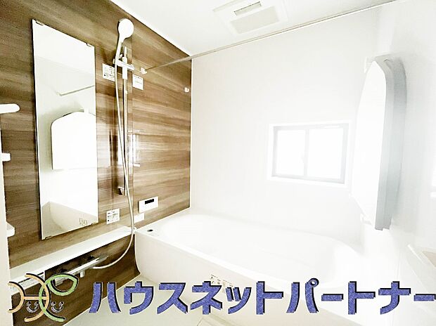 高級感溢れるカラーと大きさ・柔らかな曲線で構成された半身浴も楽しめるバスタブが心地よさをもたらします。