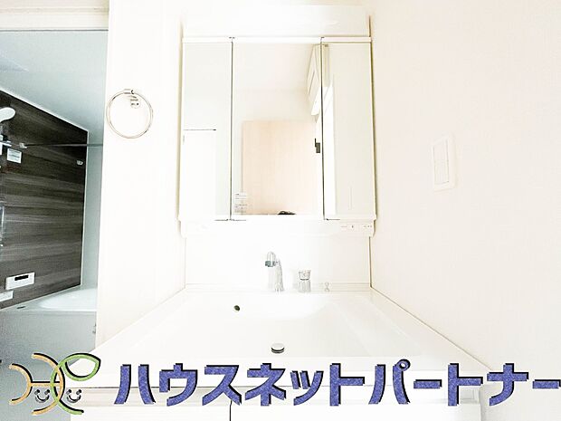 大きく見やすい三面鏡で清潔感ある洗面台は、身だしなみチェックや肌のお手入れに最適です。何かと物が増える場所だからこそ、スッキリと見映えの良い空間に拵えました。