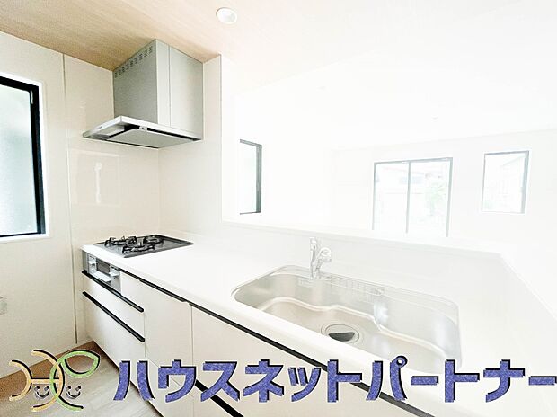 カウンターキッチンなら、リビングで遊ぶ子供の様子を見ながら料理ができるので安心です。料理を運んでもらったり、子供にお手伝いしてもらいやすいのもいいですね♪