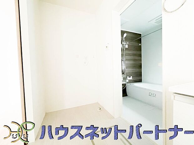 毎日使う洗濯機。しっかりと奥行きのある置き場が確保されています。