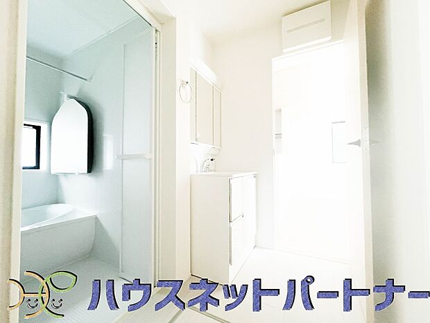 広い脱衣所、洗面台も大きなサイズを設置。建売では見ない広さと解放感。