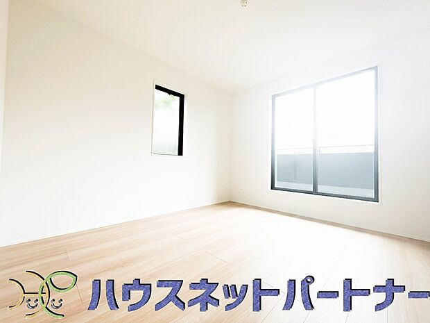 独立性を高めたお部屋。たっぷりの収納も配備しており、片付いた空間を現実出来そう。陽光も降り注ぐ明るく開放的な空間が魅力的。