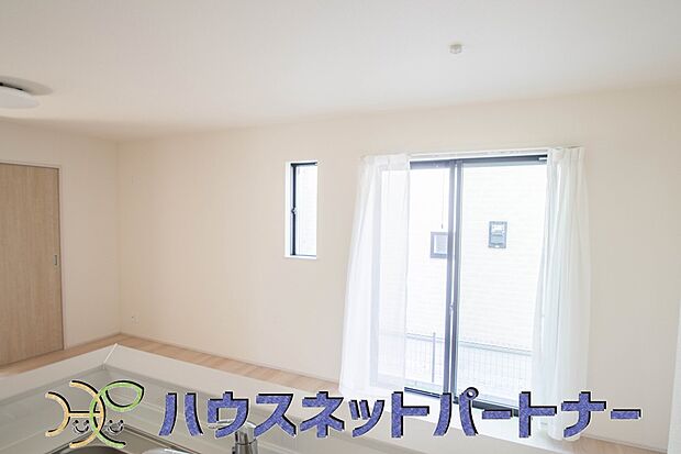 太陽の光が照らす明るいリビングは、開放感があり通風・採光に優れ、心地よい光と風が舞い込んできます。心休まるリビングは何よりも快適な時間を過ごせます。