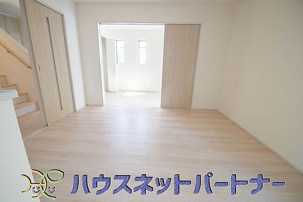 リビング併設の洋室。和室ではないので、引き戸を開ければ、違和感なく広々空間が出来上がり。