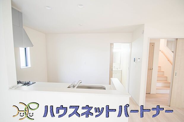 カウンターキッチンは広くて収納力もあるので、快適に料理をすることができます。食器や炊事用具を手の届くところに配置しやすいため調理もスピーディーです。