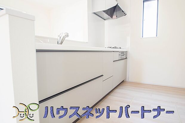 明るい自然光が入る作業スペースを多くとったキッチン採用。夫婦揃ってキッチンに立っても調理がしやすく、家事をしながら会話も弾みます。食器類もすっきりと片付く収納力。