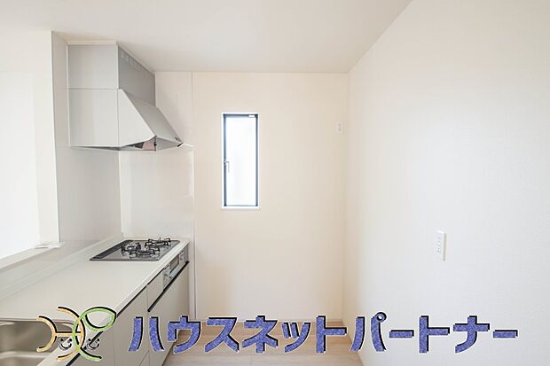 カウンターキッチンは広くて収納力もあるので、快適に料理をすることができます。食器や炊事用具を手の届くところに配置しやすいため調理もスピーディーです。