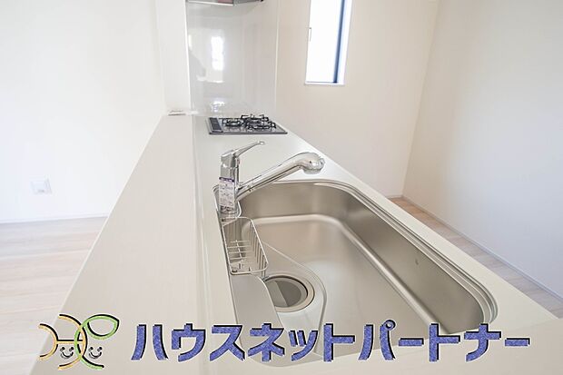 人工大理石のワークトップやシンクは、水を流しただけできれいになったように見えます。白いキッチンは明るく清潔感があり、とっても素敵です。