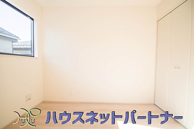 ベッドを置いて主寝室をイメージ。それでも広々してますね。