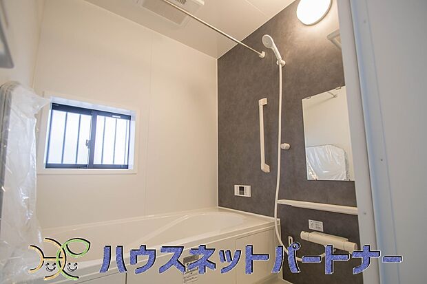 窓がある浴室は心地よいバスタイムを演出してくれます。早起きした日は朝風呂で一日の始まりです。