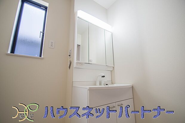 家族全員が使う洗面化粧台。手に取りたいものがさっと取り出せて身支度が快適にできます。1日のスタートを心地よく始めるには、スムーズに心地よく準備できる洗面化粧台がいいですよね。