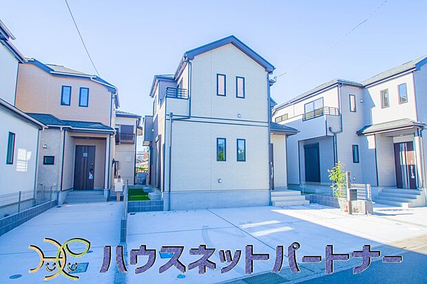 街に溶け合う美しい景観と、採光や風通しを考えて設計された間取り。近隣の視線を考え調整した窓位置など、外観だけでなく、住まうご家族の心地よさを最優先しました。