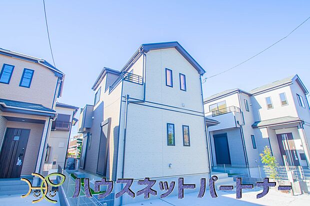 堂々たる趣ながら、主張し過ぎずどこか余裕を感じさせるシャープなフォルムで佇む邸宅は、晴天の空と照らし合わせる事で、本来あるべき完成形の姿を見せてくれます。