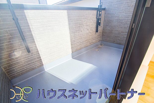 南バルコニーから差し込む陽光・通風は、住環境・快適性と共に有り続ける貴重な「財産」です。この新築戸建に住まう事で手に入れるものは、きっと日常にとっても貴重な存在となるはずです。