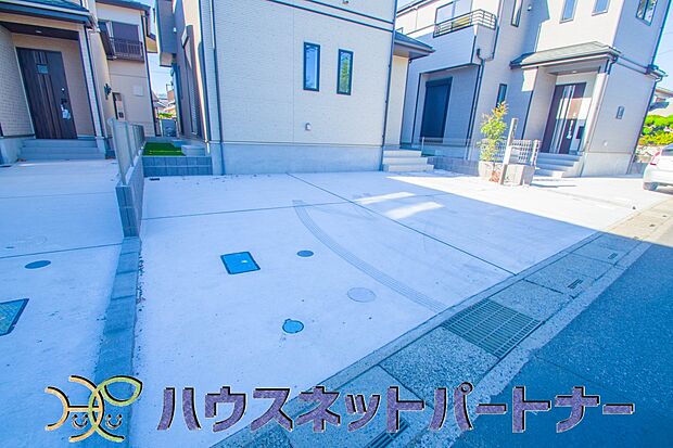 カースペース並列2台可。道路に面したカースペースが2台分あるので、縦列2台のカースペースの様に面倒な車の入替えは必要ありません。ストレスフリーなカーライフを満喫できます。