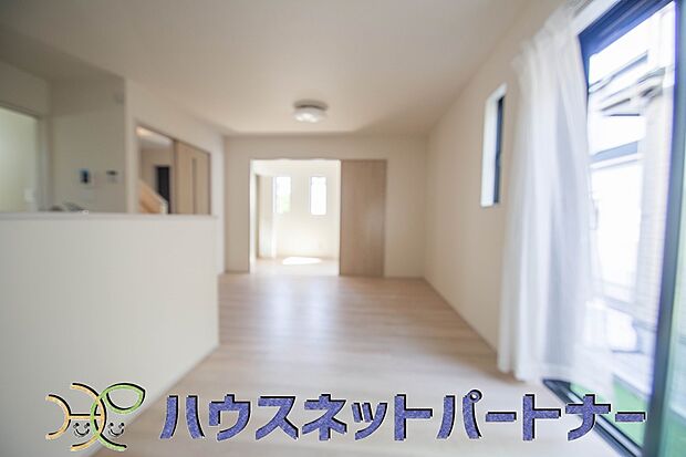 明るく開放的なダイニング。家族とのコミュニケーションが取りやすく、みんなの笑顔が溢れます