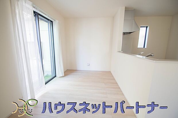 お料理できたらカウンターから手渡しができます。家族で会話をしながらお料理を楽しく。