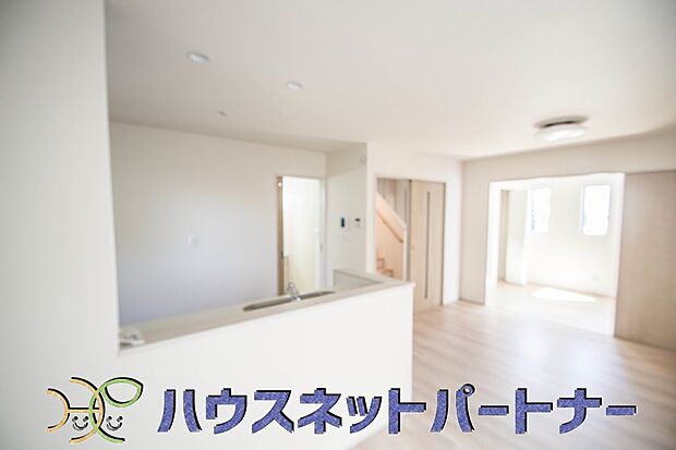 明るく開放的なオープンキッチン。家族とのコミュニケーションが取りやすく、みんなの笑顔が溢れます。