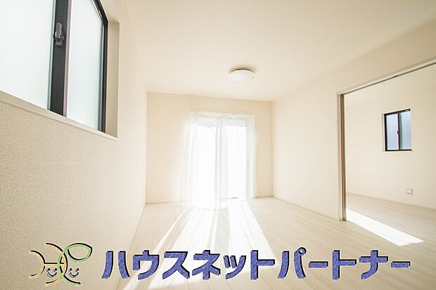 通風・採光に優れ、心地よい光と風が溢れています。 贅沢で豊かな居住性と、プライドを満たすクオリティが見事に調和した住空間。新築ならではの快適なひとときをご体感頂ける筈です。