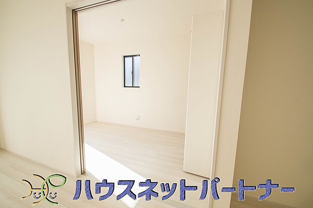 リビング洋室ともに、木目が美しフローリング仕上げ。掃除がしやすくとてもおしゃれです。