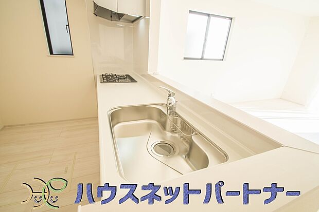 人工大理石のワークトップやシンクは、水を流しただけできれいになったように見えます。白いキッチンは明るく清潔感があり、とっても素敵です。