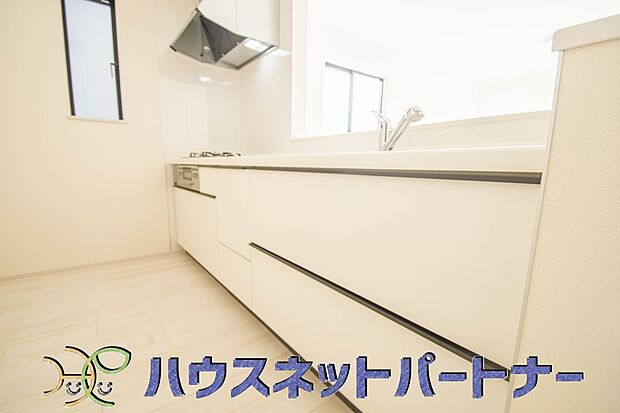 明るい自然光が入る作業スペースを多くとったキッチン採用。夫婦揃ってキッチンに立っても調理がしやすく、家事をしながら会話も弾みます。食器類もすっきりと片付く収納力。