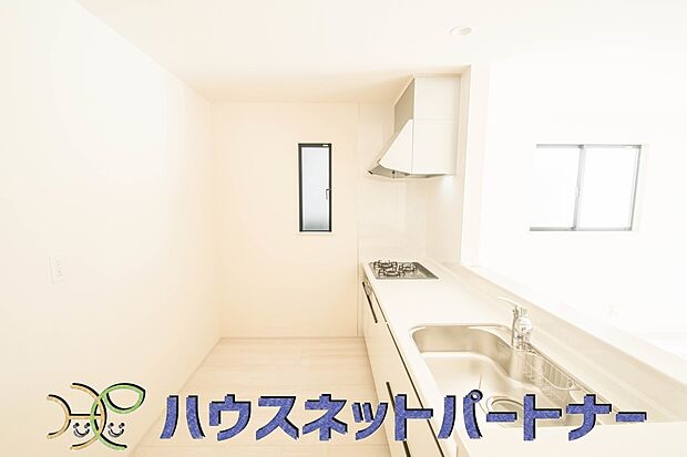 キッチン吊戸棚を無くす事によって、コミュニケーションを重視した設計に致しました。区画によって変わる一体感を、実際にご覧になって頂けましたらと思います。