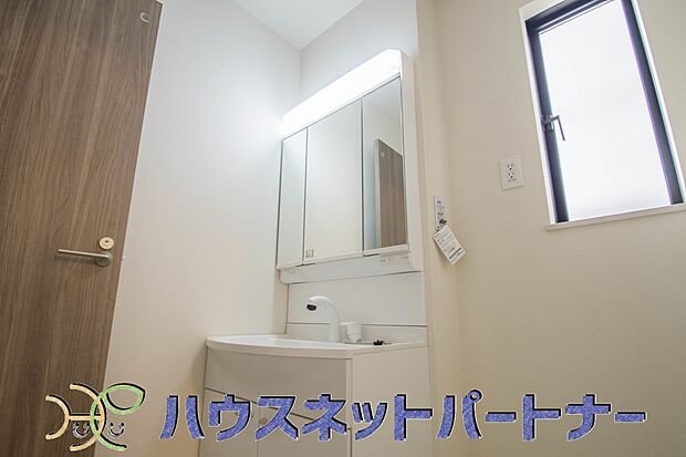 家の中でも特にプライベートスペースとなる洗面所は、洗濯場所と浴室を同じ空間でまとめております。小窓を設置しておりますので、熱気などが籠りやすい空間でちょっとした空気の入れ替えを。