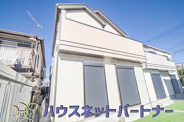 堂々たる趣ながら、主張し過ぎずどこか余裕を感じさせるシャープなフォルムで佇む邸宅は、晴天の空と照らし合わせる事で、本来あるべき完成形の姿を見せてくれます。