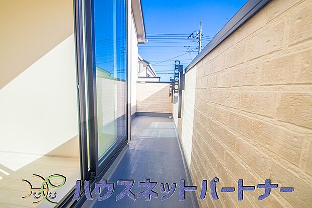 南向きバルコニーから明るい陽射しと爽やかな風がお部屋へと流れ込む、心地よい空間です。2部屋続きなのでお布団も沢山干せますね。