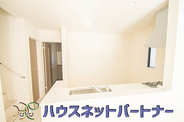 家族の様子を見ながらキッチンでお料理。一日の出来事を会話しながらの家事は嬉しいコミュニケーション。