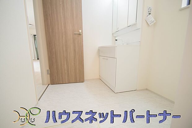 家の中でも特にプライベートスペースとなる洗面所は、洗濯場所と浴室を同じ空間でまとめております。小窓を設置しておりますので、熱気などが籠りやすい空間でちょっとした空気の入れ替えを。