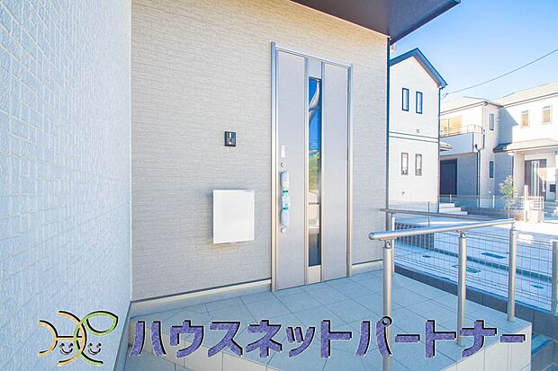 上質感漂う玄関へのアプローチ。居住者の帰り、訪れる方を優しく迎える・安らぎに満ちた生活空間を予感させる。健やかな暮らしを楽しめそう。