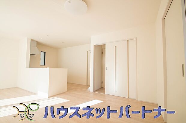 うららかな陽射しがどのお部屋にも降り注ぎますように、快適さを追求した間取設計。得難い立地環境での生活を恵みの豊かな永住の地へと変えてくれます。